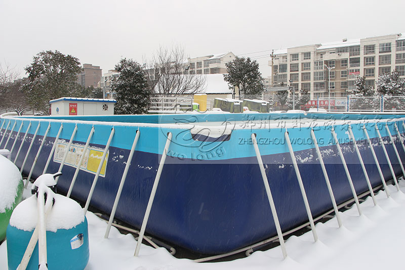 卧龙冰雪游乐场项目配合水池和造雪机打造雪花飞舞的梦幻乐园